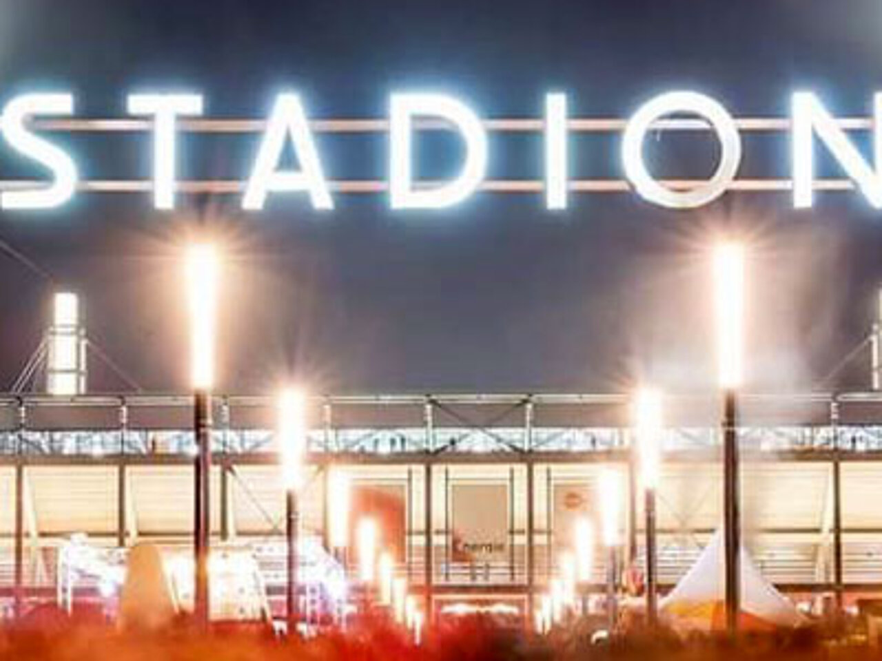 Das FC Stadion bei Nacht.