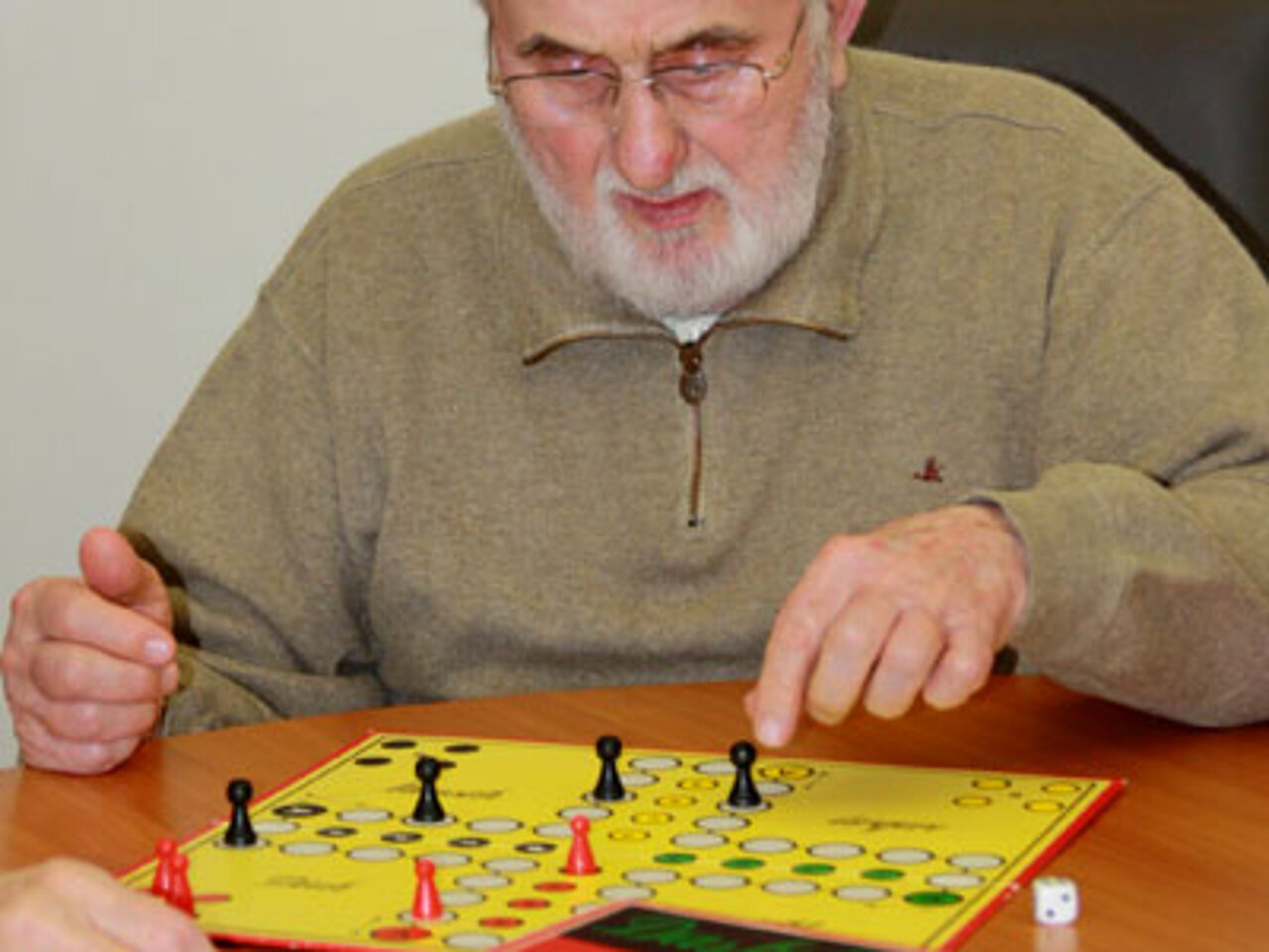 Ein Bewohner beim "Mensch Ärgere Dich Nicht" spielen.
