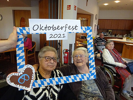 Die Bewohner des Pflegebereiches der Seniorenresidenz feiern Oktoberfest