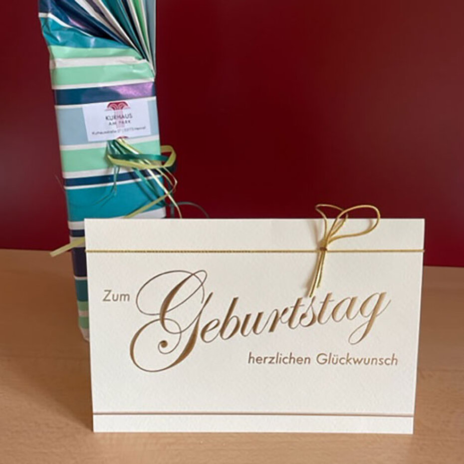 Handgeschriebene Grußkarte zum Geburtstag.