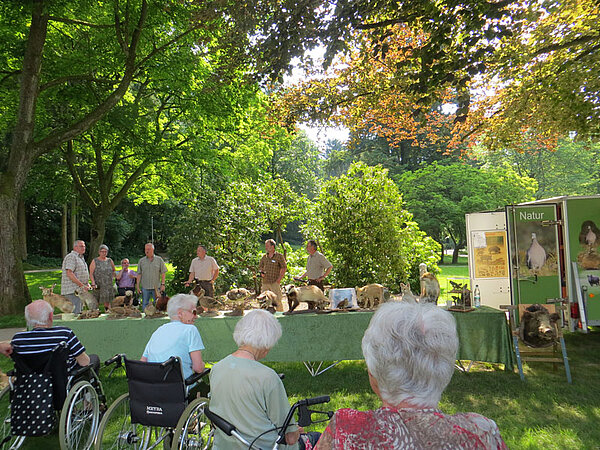 Die „Rollende Waldschule“ mit den Bewohner*innen der Seniorenresidenz im Kurpark Hennef 