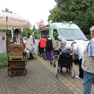 Sommerfreuden für die Bewohner der Seniorenresidenz mit Leierkastenmusik und leckerem Eis