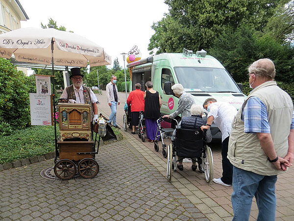 Sommerfreuden für die Bewohner der Seniorenresidenz mit Leierkastenmusik und leckerem Eis