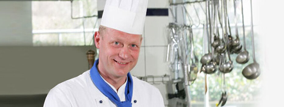 Der Chefkoch der Kurhaus Wohnresidenzen GmbH nimmt gerne Wünsche unserer Bewohner bei der Essensplanung auf