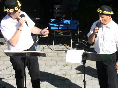 Zwei Musiker treten im Kurhaus Garten auf.