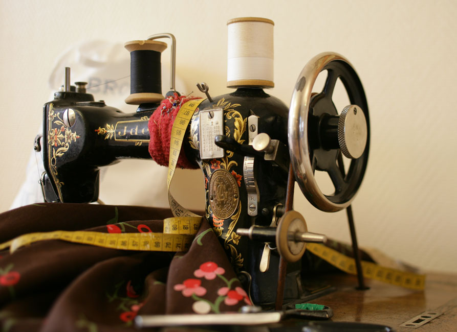 Eine alte Nähmaschine bei einer Ausstellung der Seniorenresidenz  Kurhaus am Park.