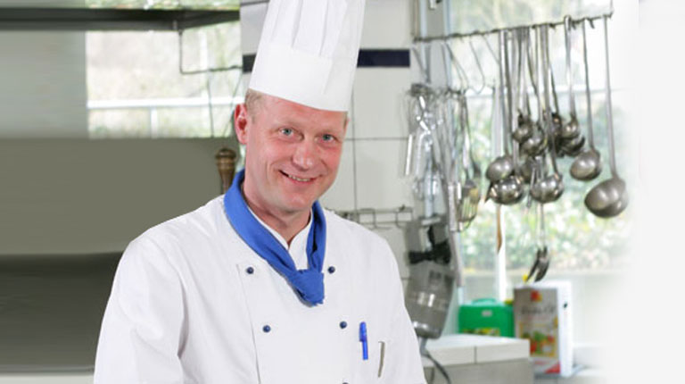 Der Chefkoch der Kurhaus Wohnresidenzen GmbH nimmt gerne Wünsche unserer Bewohner bei der Essensplanung auf