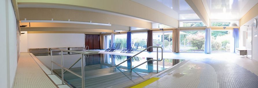 Das frisch renovierte Schwimmbad der Senioren Residenz mit Blick in den Kurpark Hennef
